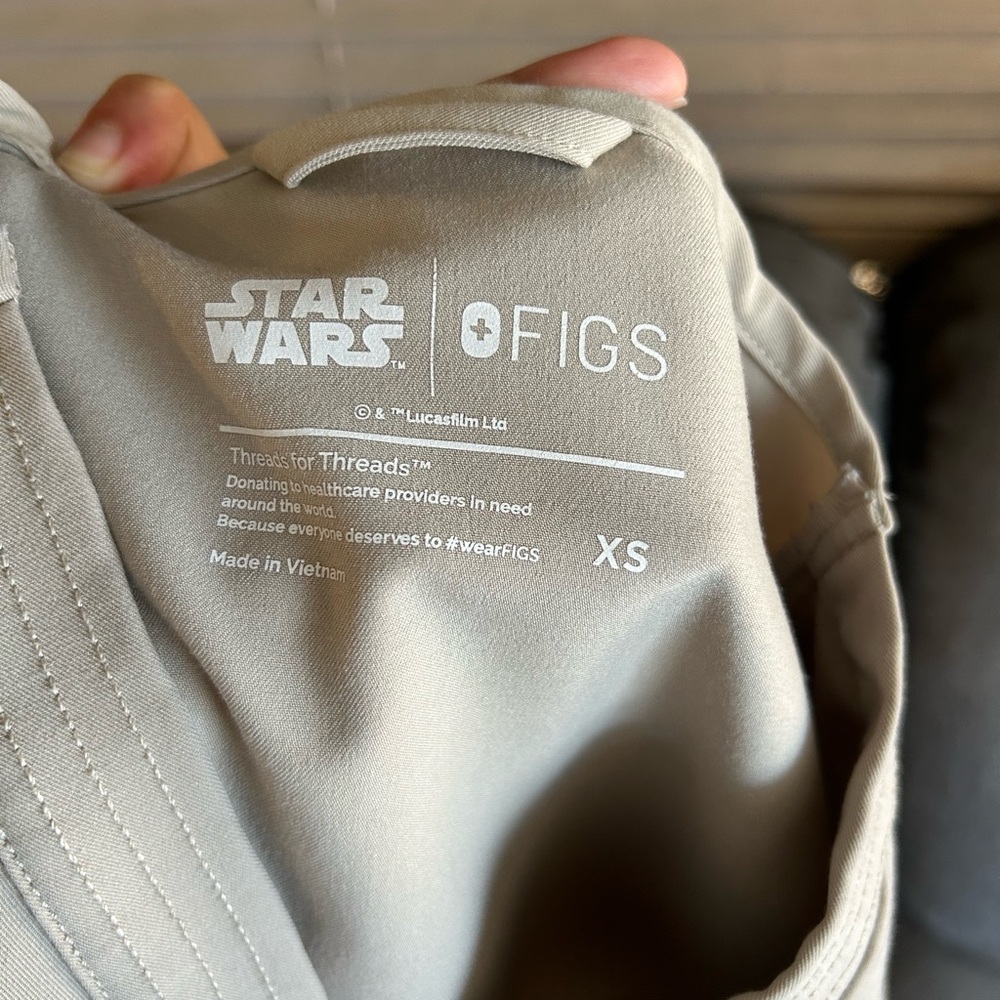 Rare Limited Edition FIGS x Star Wars Scrub Set Mandalore Bo-Katan - Picture 14 of 16